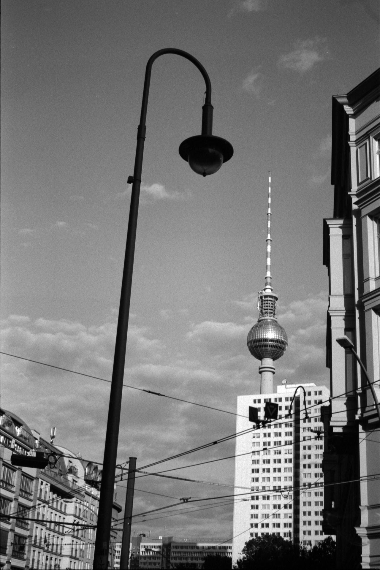 Thumbnail /2022 Berlin/Alex mit Straßenlaterne.jpg